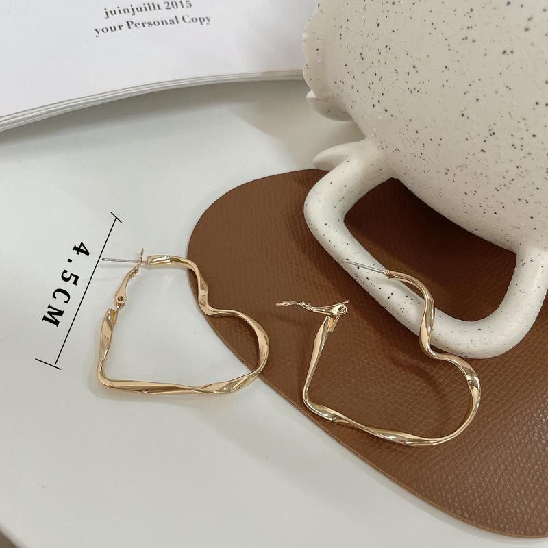 Twist Metal Heart Hoop Earrings for Women Golden Silver Color Hollow Out Big Love Earrings Brief Street Romantic Jewelry as Gift Twist Metal Heart Hoop Earrings for Women Golden Silver Color Hollow Out Big Love Earrings Brief Street Romantic Jewelry as Gift