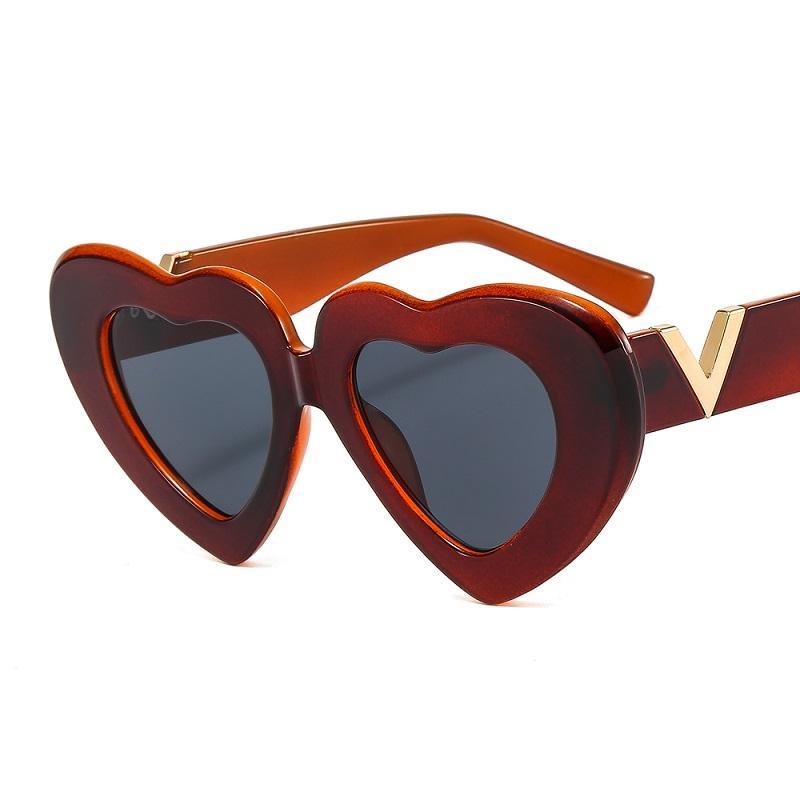 2022 New Fashion Heart Sunglasses Women Men PC Lens V Logo Frame Vintage Brand Designer Elegant Party Style Sun Glasses UV400