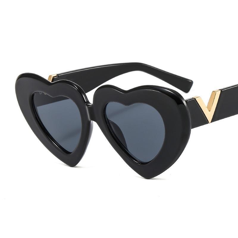 2022 New Fashion Heart Sunglasses Women Men PC Lens V Logo Frame Vintage Brand Designer Elegant Party Style Sun Glasses UV400