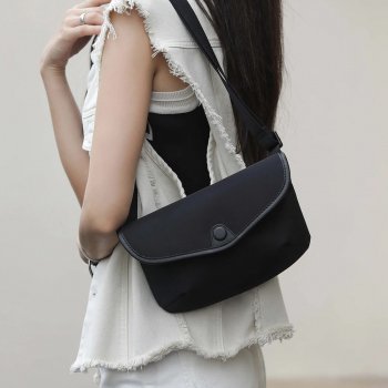 Trendsetting Black Classic Crossbody & Shoulder Bag