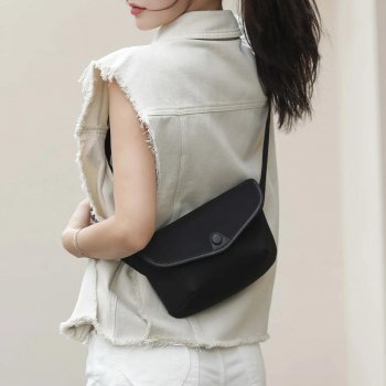 Trendsetting Black Classic Crossbody & Shoulder Bag
