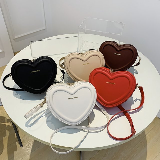 Chic Heart-Shaped Crossbody Bag - Image 3