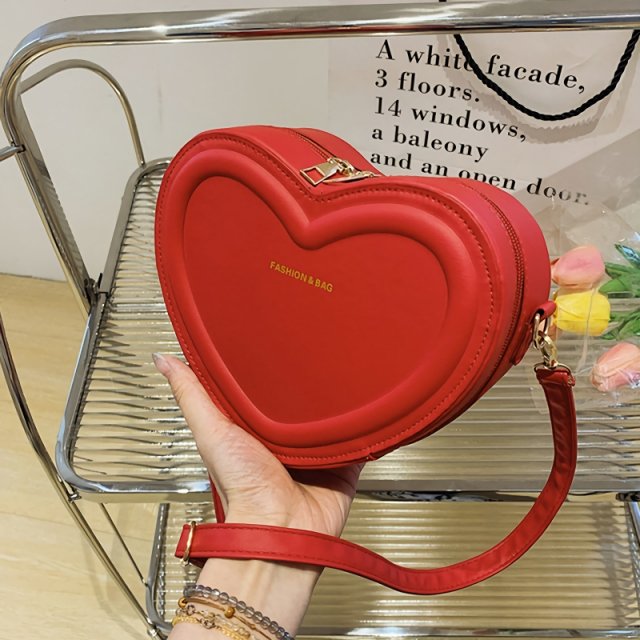 Chic Heart-Shaped Crossbody Bag - Image 4