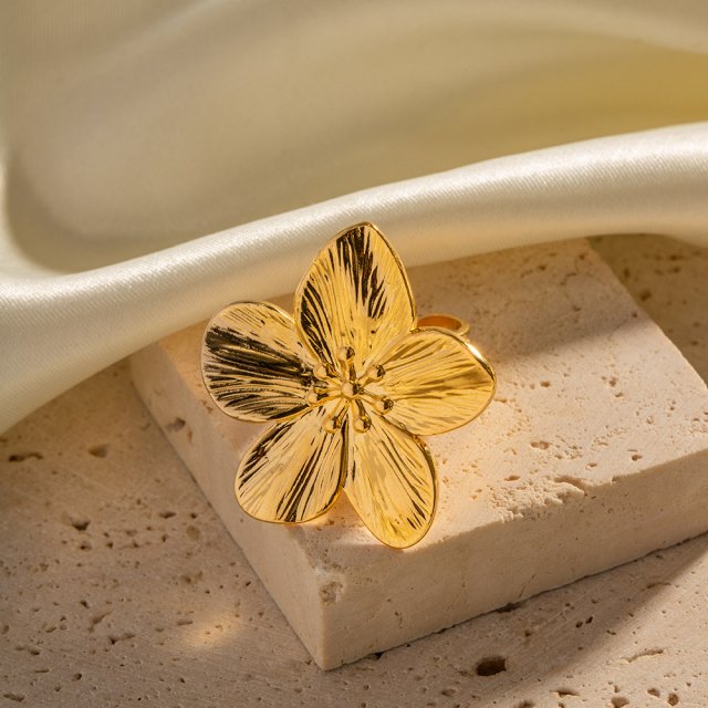 Luxurious 18K Gold-Plated Stainless Steel Statement Ring - Image 3