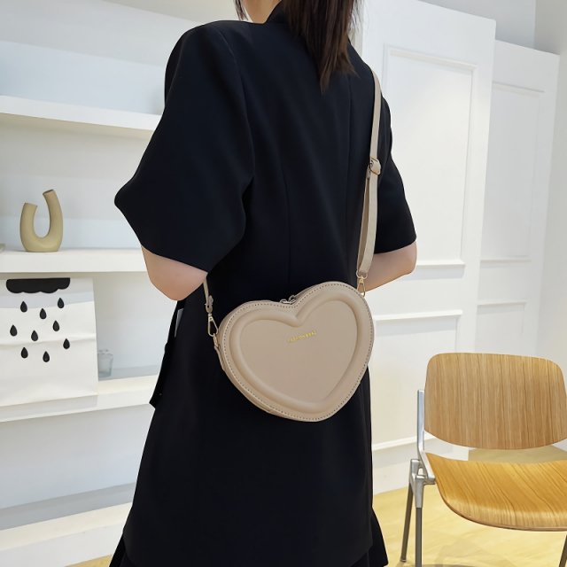 Chic Heart-Shaped Crossbody Bag - Image 2