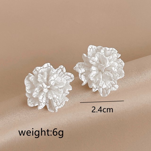 Chic White Floral Stud Earrings - Image 5