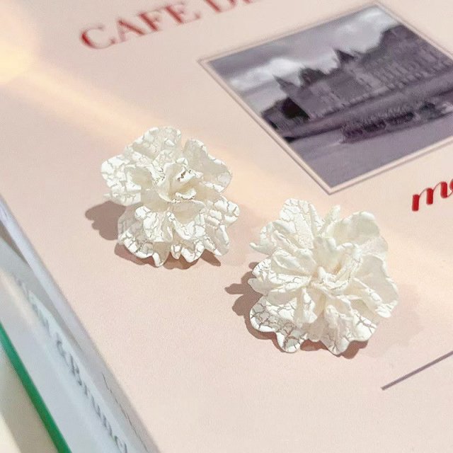 Chic White Floral Stud Earrings - Image 4