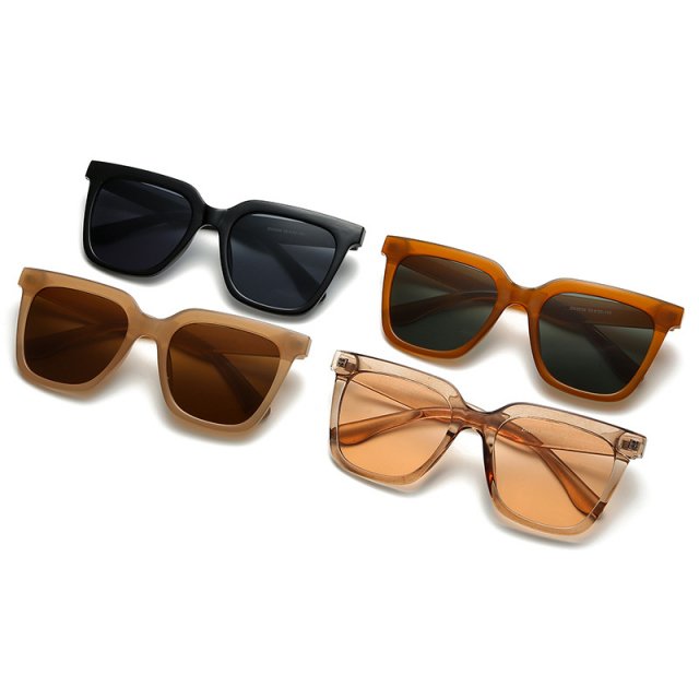 Trendy Retro Rectangle Sunglasses - Image 5