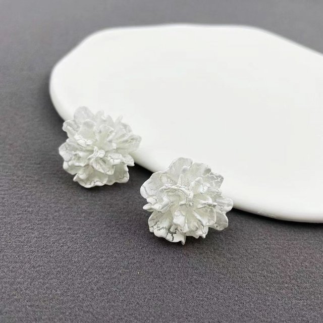 Chic White Floral Stud Earrings - Image 6
