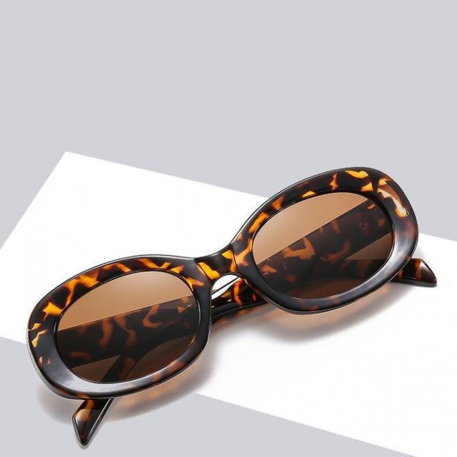 Chic Retro Oval Sunglasses for Women - Image 4