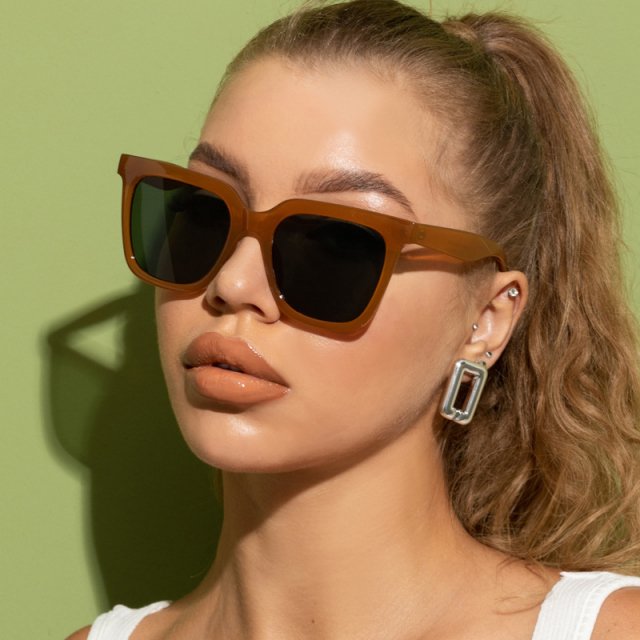 Trendy Retro Rectangle Sunglasses - Image 4