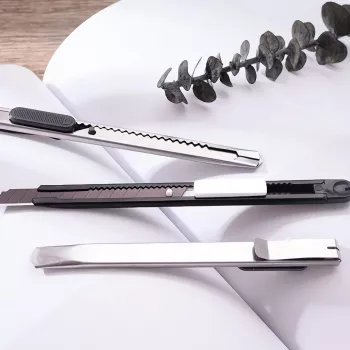 Compact Retractable Utility Knife with Self-Locking Clip