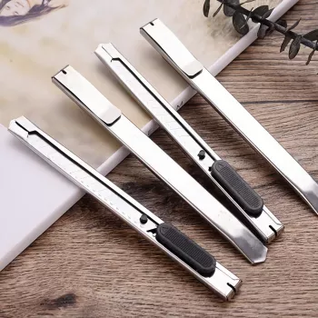 Compact Retractable Utility Knife with Self-Locking Clip
