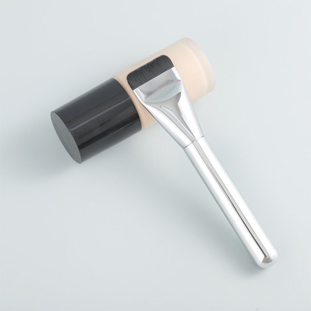 High-Quality Dense Foundation Brush - Image 6