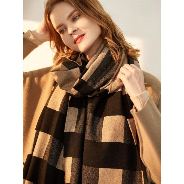 Luxurious Wool Plaid Winter Scarf - Image 3