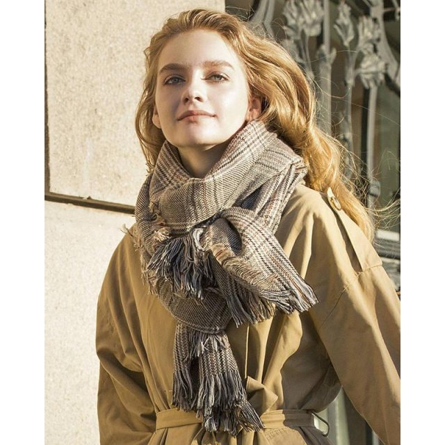 Luxury Wool Plaid Scarf for Women - Image 3