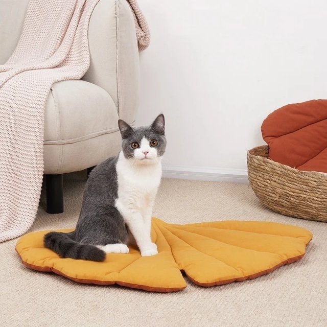 Leaf-Shaped Soft Cotton Cat Bed Mat - Image 4