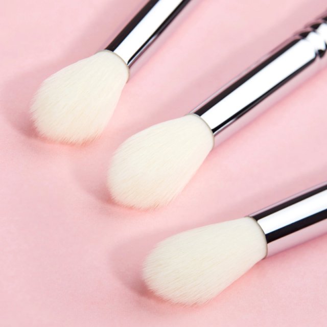Small Tapered Eye Blending Makeup Brush - Image 5