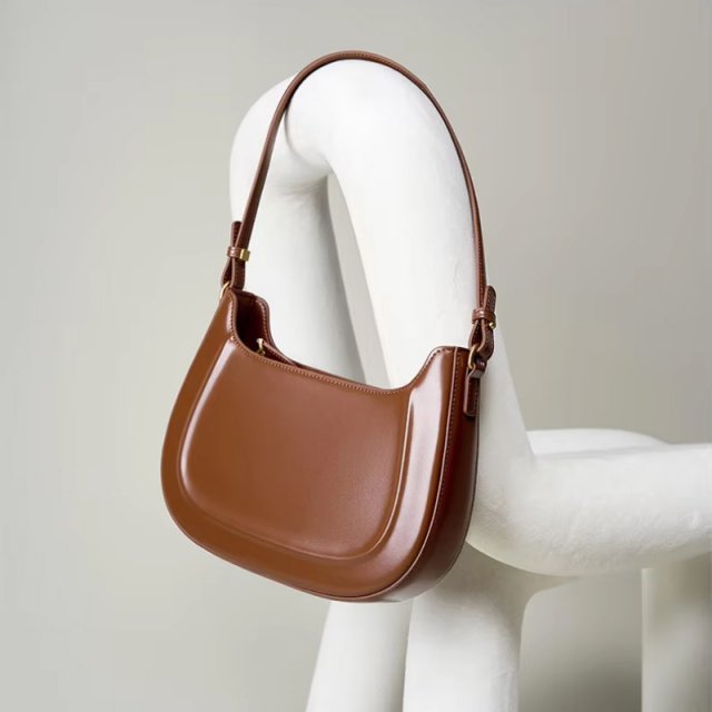 Luxury Crossbody Saddle Handbag - Image 4