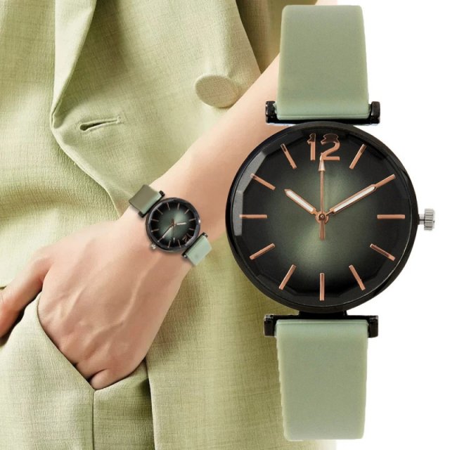 Fashion Ladies Sports Quartz Watch with Silicone Strap