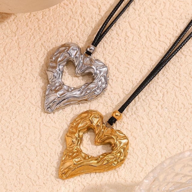 Hammer Pattern Hollow Heart Pendant Necklace - Image 3