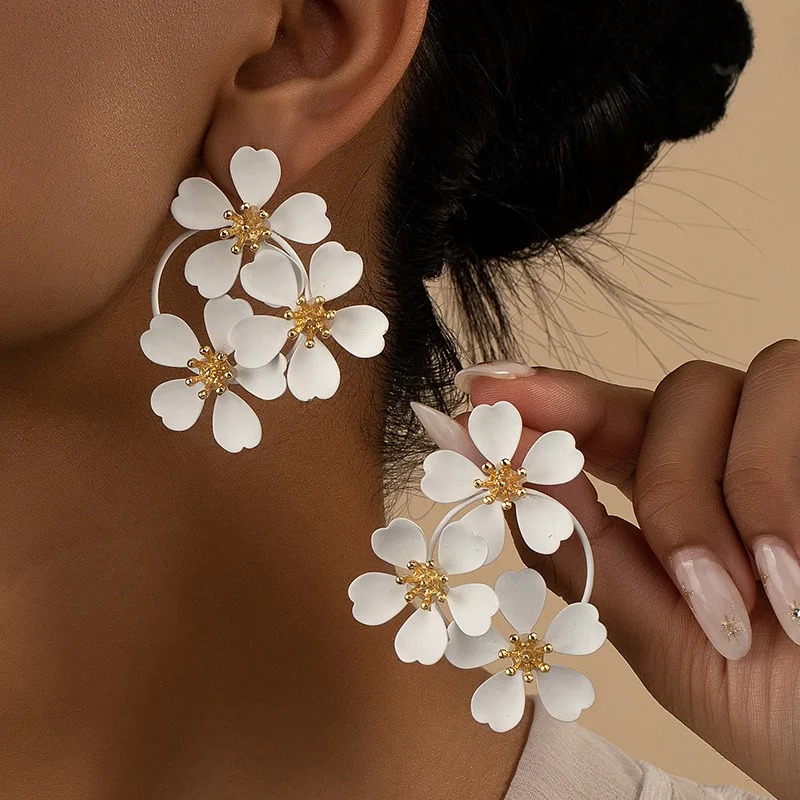 Vintage White Flower Dangle Earrings