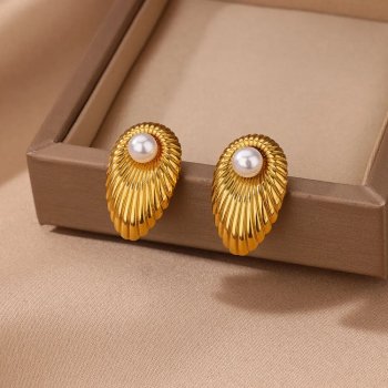 Elegant Shell Pearl Stud Earrings