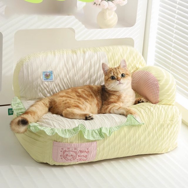 All-Season Plush Cat Bed with Comfort and Security